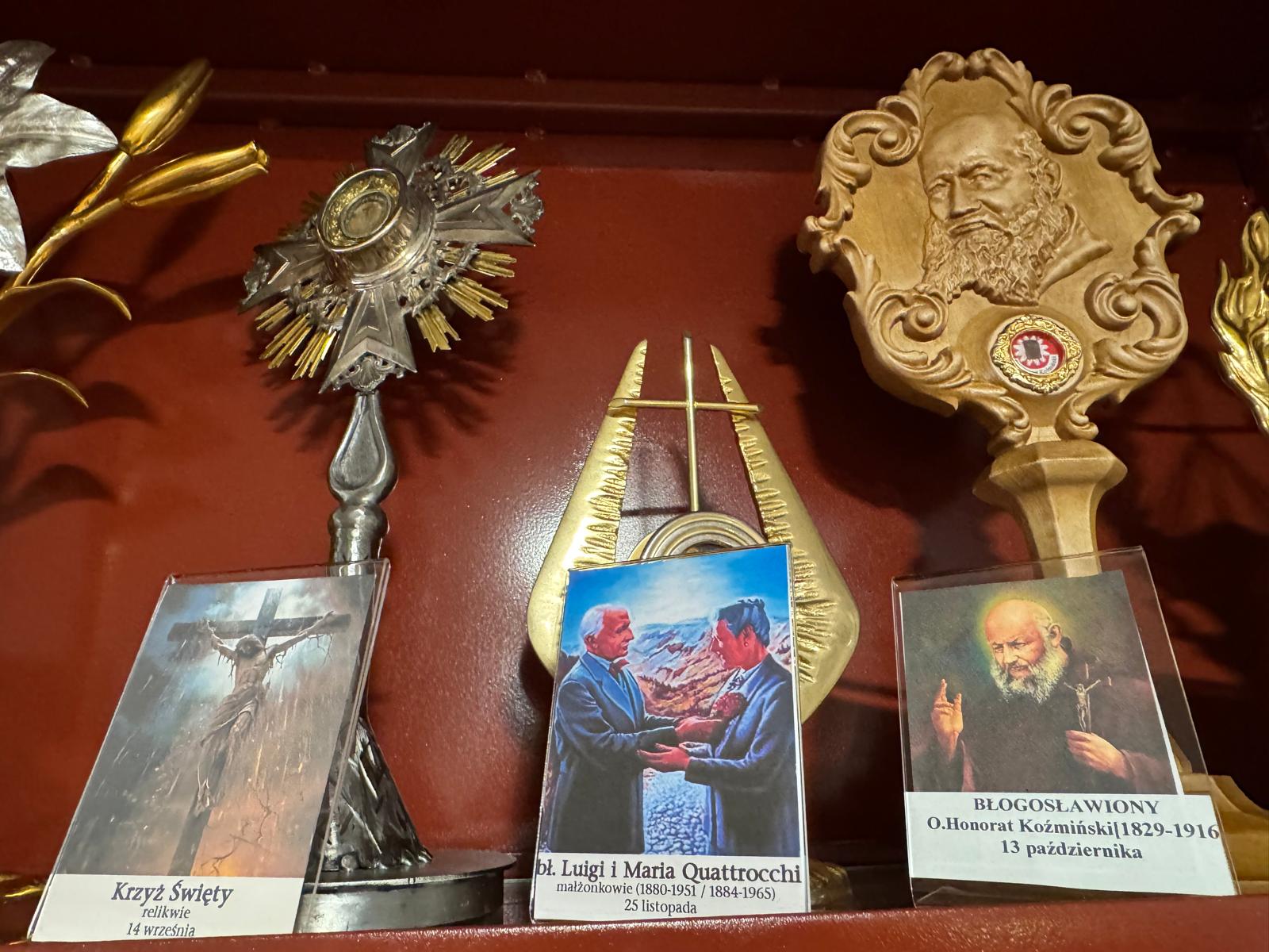 W kaplicy wieczystej adoracji znajdują się relikwie 42 świętych i błogosławionych