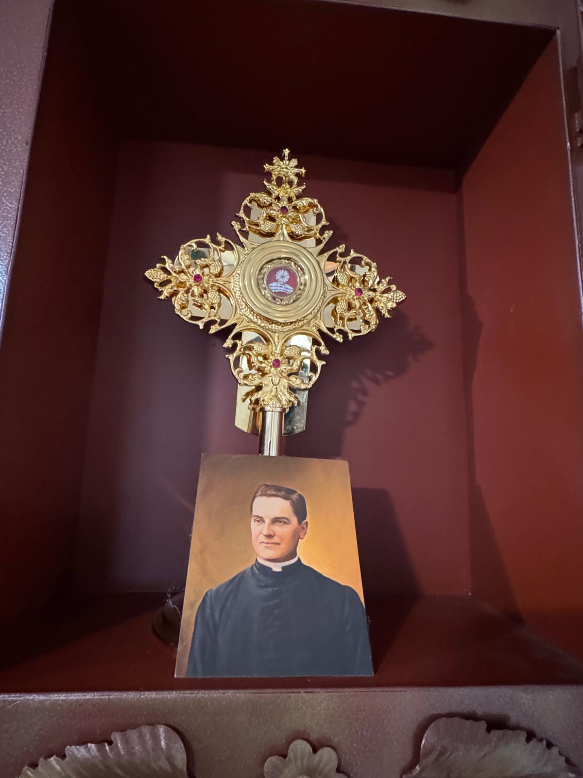 W kaplicy wieczystej adoracji znajdują się relikwie 42 świętych i błogosławionych