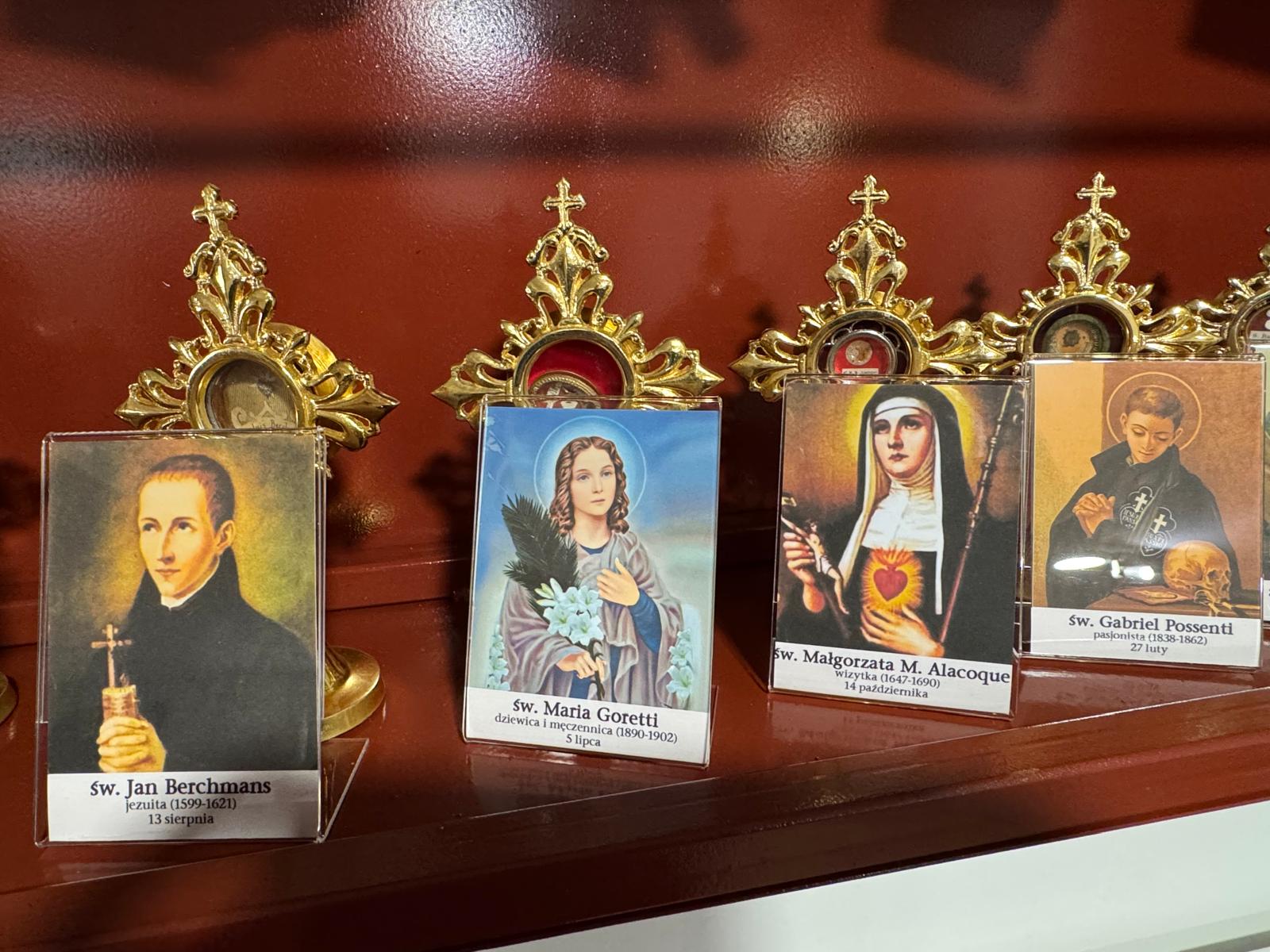W kaplicy wieczystej adoracji znajdują się relikwie 42 świętych i błogosławionych