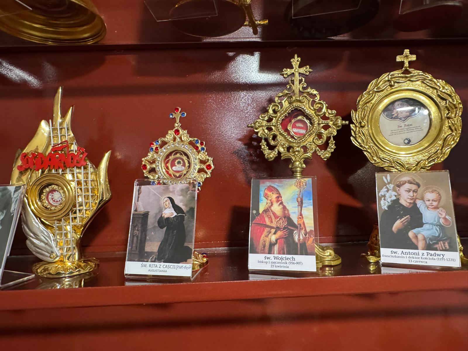 W kaplicy wieczystej adoracji znajdują się relikwie 42 świętych i błogosławionych
