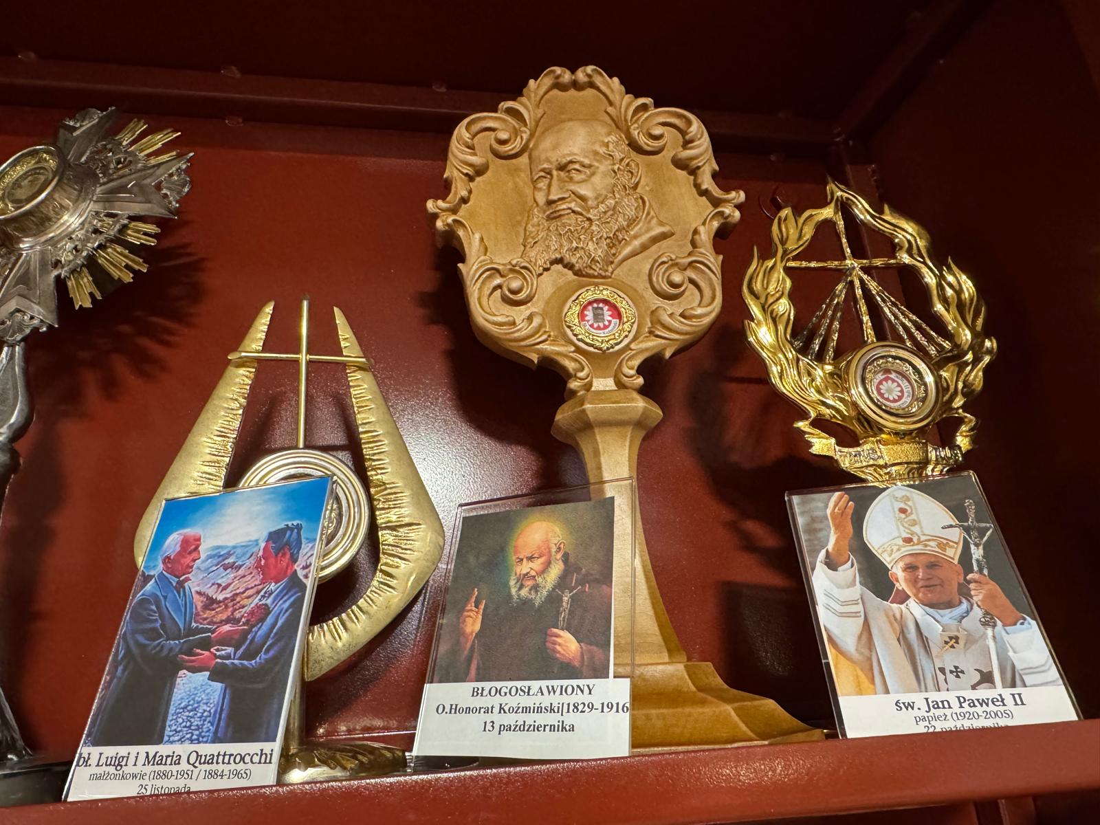 W kaplicy wieczystej adoracji znajdują się relikwie 42 świętych i błogosławionych